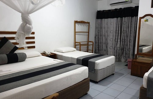 Mihintale Hotel | Welcome to Hotel Saji-Sami: Family-Friendly with Pool & Dining