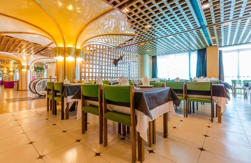 Sant Julia de Loria Hotel | Family-Friendly Hotel Sant Eloi: Enjoy Dining & More!