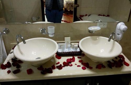 Quinta Paredes Hotel | Discover Hotel Santafe Real: Family-Friendly with Hot Tub