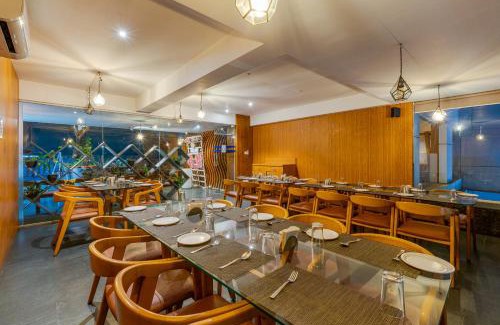 Karad Hotel | Elegant Sapphire Premium Hotel & Suite with Hot Tub Access