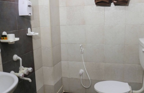 Gandhipuram Hotel | Budget-Friendly Hotel Sapthagiri Nest with Family Amenities