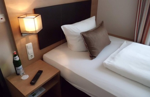 Heinsberg House | Experience Comfort at Hotel Sarah with Great Amenities