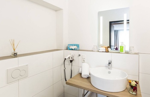 Heinsberg House | Experience Comfort at Hotel Sarah with Great Amenities