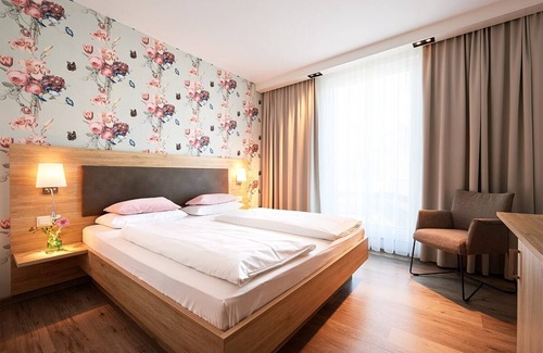 Heinsberg House | Experience Comfort at Hotel Sarah with Great Amenities