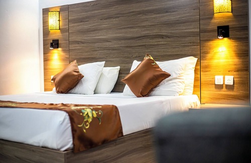 Lome Hotel | Discover Hotel Sarakawa: Family-Friendly with Pool Access