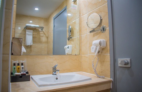 Lome Hotel | Discover Hotel Sarakawa: Family-Friendly with Pool Access