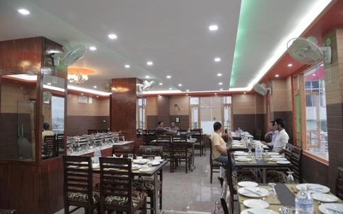Shamshi Hotel | Experience Comfort at Hotel Sarla Regency with Hot Tub Access