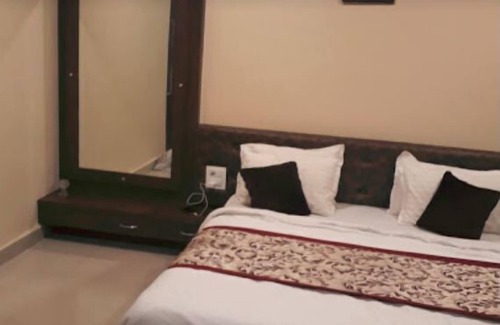 Sagar Hotel | Discover Hotel Saroj Sagar - Family-Friendly Stay in Sagar