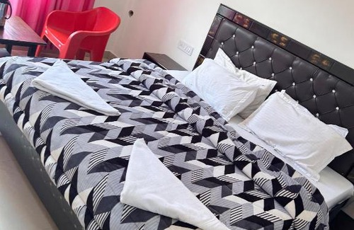Sitapur Hotel | Family-Friendly Hotel Sarthak Villa with Breakfast Included