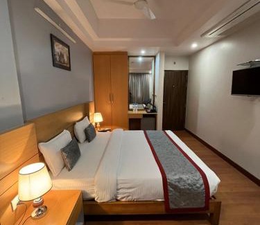 Gomti Nagar Hotel | Budget-Friendly Hotel Sarvin: Family Amenities Await