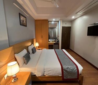 Gomti Nagar Hotel | Budget-Friendly Hotel Sarvin: Family Amenities Await