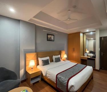 Gomti Nagar Hotel | Budget-Friendly Hotel Sarvin: Family Amenities Await