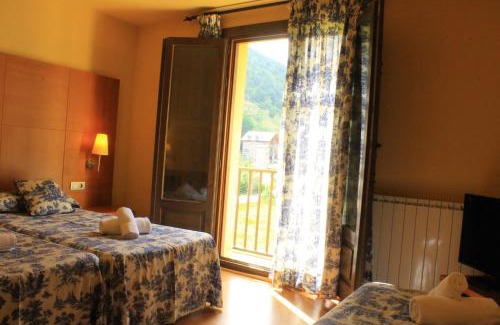 Espot Hotel | Discover Hotel Saurat: Pet-Friendly Stay with Great Amenities