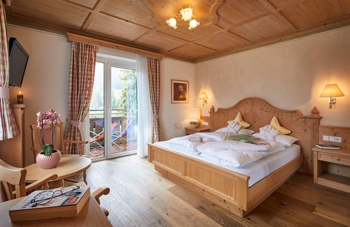 La Villa Hotel | Discover Hotel Savoy: 4-Star Stay with Pool & Spa