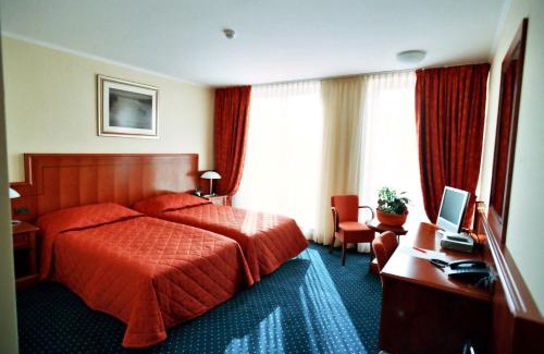 Slavonski Brod Hotel | Discover Hotel Savus: 4-Star Stay with Hot Tub & Breakfast