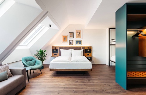 Kaisermuhlen Hotel | Discover Hotel Schani UNO City: 4-Star Stay with Amazing Amenities