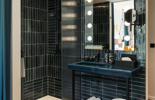 Kaisermuhlen Hotel | Discover Hotel Schani UNO City: 4-Star Stay with Amazing Amenities