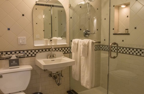 Midtown West Hotel | Discover Comfort at Hotel Scherman - 4 Star & Top Amenities