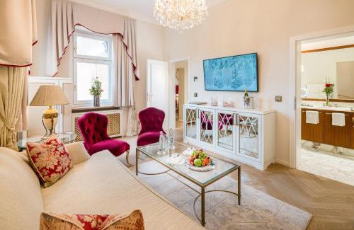 City Centre Salzburg Hotel | Elegant Hotel Schloss Mönchstein with Pool & Ocean Views