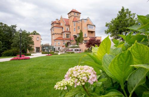 City Centre Salzburg Hotel | Elegant Hotel Schloss Mönchstein with Pool & Ocean Views