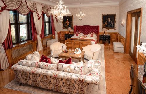 City Centre Salzburg Hotel | Elegant Hotel Schloss Mönchstein with Pool & Ocean Views