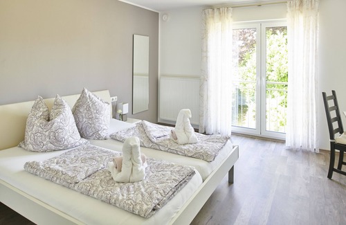Erkelenz Hotel | Hotel Schwanenhof: Guest Rated 9.2, Family-Friendly Amenities