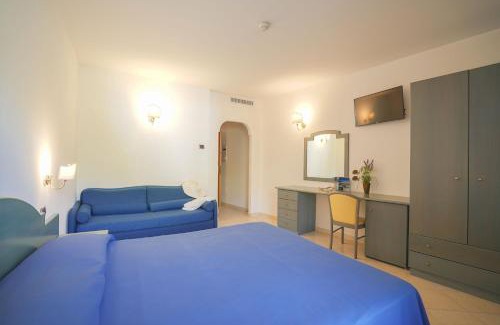 Marina di Zambrone Hotel | Delightful Hotel Scoglio Del Leone with Oceanfront Pool