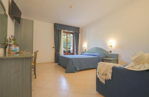 Marina di Zambrone Hotel | Delightful Hotel Scoglio Del Leone with Oceanfront Pool