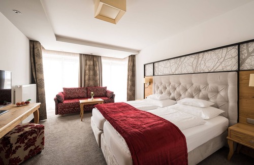 Ischgl Hotel | Discover Hotel Seespitz: 4-Star Getaway with Spa & Dining