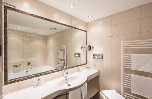 Ischgl Hotel | Discover Hotel Seespitz: 4-Star Getaway with Spa & Dining