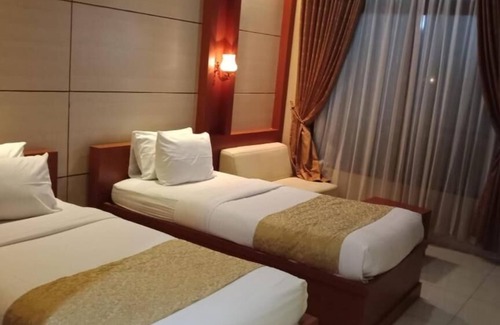 Batang Hotel | Discover Comfort at Hotel Sendang Sari with Pool & Dining