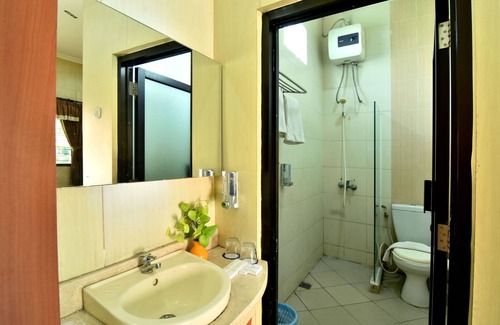 Batang Hotel | Discover Comfort at Hotel Sendang Sari with Pool & Dining