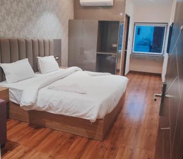Charbagh Hotel | Guest Rated: Hotel Sharma Regency with Family-Friendly Perks