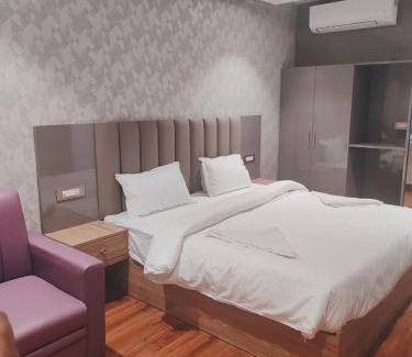 Charbagh Hotel | Guest Rated: Hotel Sharma Regency with Family-Friendly Perks