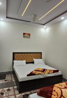 Varanasi Hotel | HOTEL SHIV # KASHI # PAYING Near Kashi Vishwanath Temple & Dashashwamedh Ghat- Fully Air conditioned Rooms - Free Wi-Fi # Parking & Room Service - Best Budget Guest House In Varanasi