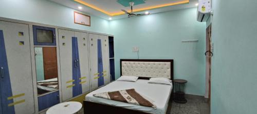 Varanasi Hotel | HOTEL SHIV # KASHI # PAYING Near Kashi Vishwanath Temple & Dashashwamedh Ghat- Fully Air conditioned Rooms - Free Wi-Fi # Parking & Room Service - Best Budget Guest House In Varanasi