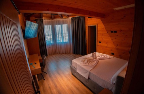 Zues Hotel | Relax at Hotel Shpija e Gjyshit with Pool and Ocean Views