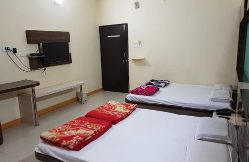 Omkareshwar Hotel | Budget-Friendly Getaway at Hotel Shri Radhe Krishna