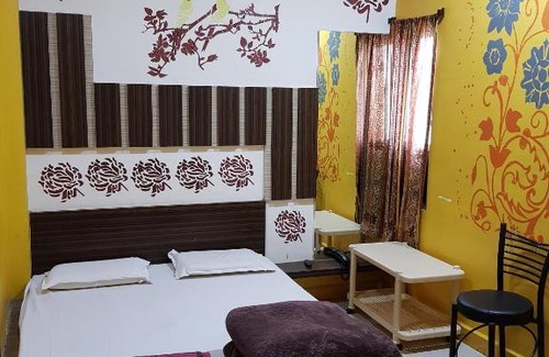 Omkareshwar Hotel | Budget-Friendly Getaway at Hotel Shri Radhe Krishna