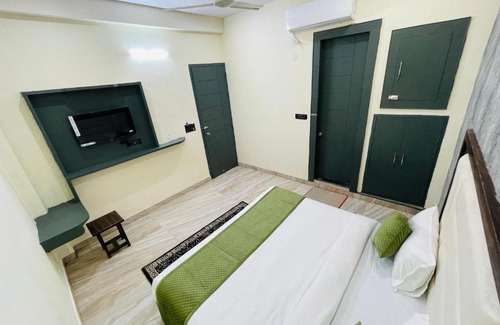 Mathura Hotel | Pet-Friendly Hotel Silverkey Elite - Rated 10/10 by Guests