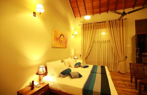 Nuwaragam Palatha Central Hotel | Discover Comfort at Hotel Sinharagama with Pool & Breakfast