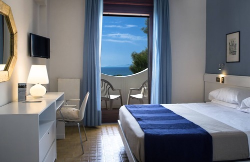 Mondragone Hotel | Relaxing Getaway at Hotel Sinuessa Terme with Pool & Dining