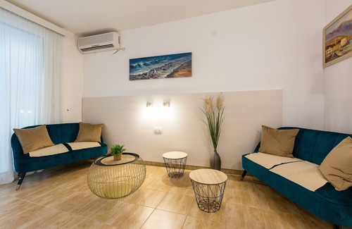 Maini Hotel | Eco-Friendly Retreat at Hotel Skyprime with Pool & Dining
