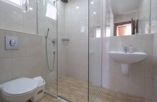 Maini Hotel | Eco-Friendly Retreat at Hotel Skyprime with Pool & Dining