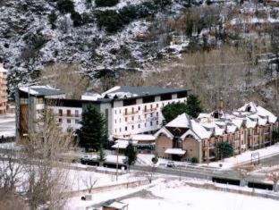 Rialp Hotel | Pet-Friendly RVHotels Condes del Pallars with Pool & Spa