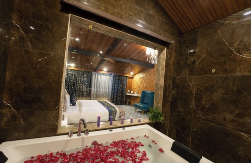 Dal Lake Hotel | Discover Hotel Snowland Srinagar: Family-Friendly Comfort