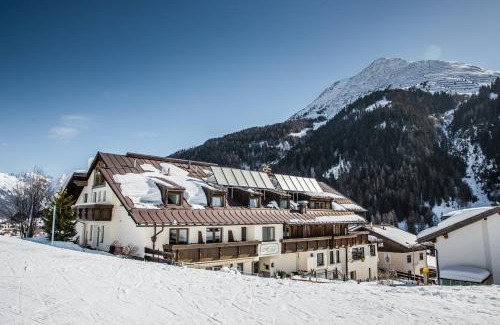 Sankt Anton am Arlberg Hotel | Relax at Hotel Sonnenheim: 4-Star Retreat with Spa & Hot Tub