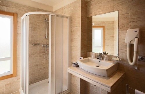 Fisterra Hotel | Relax at Hotel Spa Playa Langosteira with Pool & Hot Tub