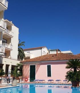 Diano Marina Hotel | Discover Hotel Splendid: Oceanfront Retreat with Pool & More