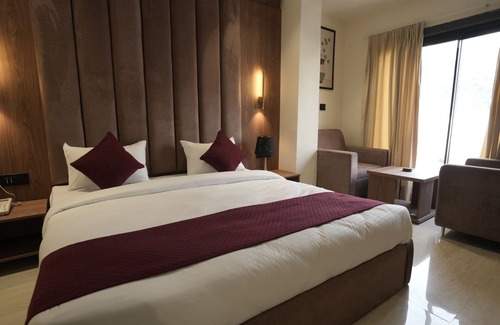 Gomti Nagar Hotel | Hotel SS4 Crystals